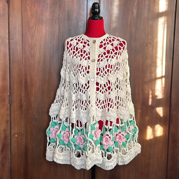 Vintage Handmade Crocheted Roses Cape Poncho OS - Picture 9 of 10